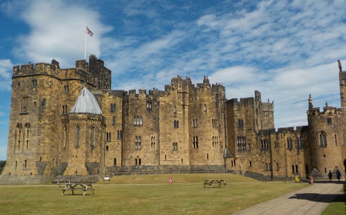 Castle alnwick northumberland castles hogwarts great inhabited coast harry tour stock largest second hall honeymoon destinations tours